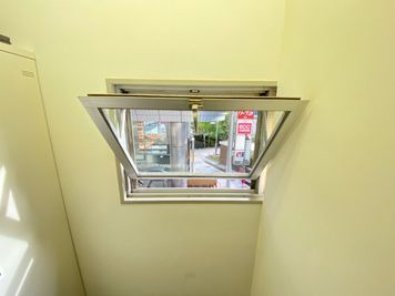 窓を開けて換気可能（個室） - 【閉店】TIME SHARING Biz 東京 駅前3F【旧みんなの会議室】の室内の写真