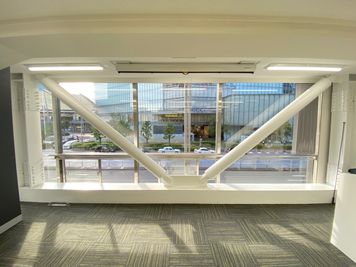 窓を開けて換気可能（下側のみ） - 【閉店】TIME SHARING Biz 東京 駅前3F【旧みんなの会議室】の室内の写真