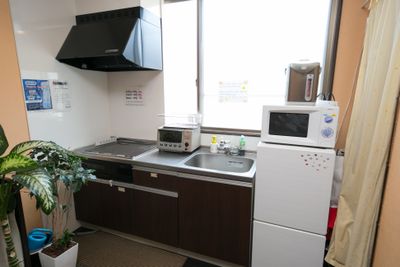一階の共用スペースにはキッチンがあります。※各お部屋にはついておりませんのでご注意ください - Dolphins Cafe テレワークやオフ会、ママ会に最適♪おこたでほっこり♪の設備の写真