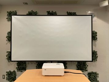 90インチの大きなスクリーンです！ - Funshare　浅草橋 【座席レイアウト自由】多目的スペース！会議や展示会、イベントなどの設備の写真