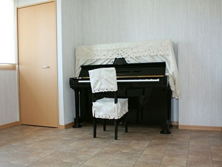 ピアノ部分を除いて８畳の広さがあります。
 - コミュニティスペースUrara ピアノルームの室内の写真