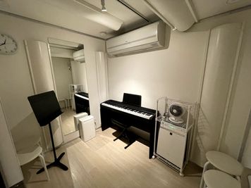 スポットライトのみつけた状態 - ケイコバ音楽スタジオ(旧KMA音楽スタジオ) 【E studio】の室内の写真
