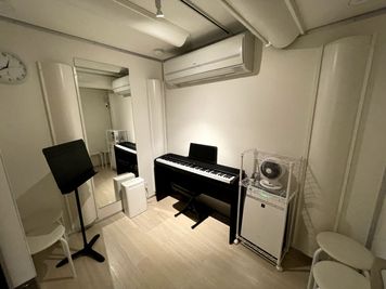 スポットライトのみつけた状態 - ケイコバ音楽スタジオ(旧KMA音楽スタジオ) 【E studio】の室内の写真