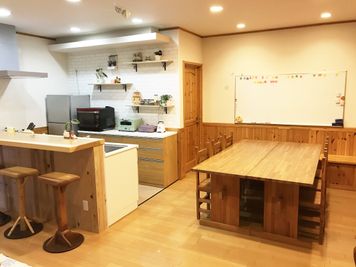 ６人掛けテーブルスペースとキッチンです。
テーブルはセパレート可能です。 - Cozy-Room キッチン付レンタルスペースの室内の写真