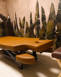 最高級の施術ベッドです。お客様に気に入られること間違いなし。 - グッドラック マッサージスペースの室内の写真