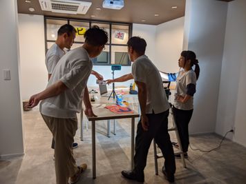 打ち合わせの様子（2020年2Fライブスタジオ）会議や打ち合わせとしてもご活用いただけます。 - KURASI MARKET セミナー／イベントの室内の写真