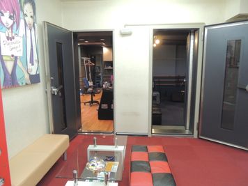 待合室から収録スペースとコントロールルーム入り口 - 防音レンタルスペース レンタル撮影・収録スタジオの室内の写真