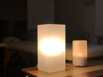 間接照明はテーブル収納にあります。 - JK Room 新宿三丁目 花園神社の隣⛩️ 隠れサロン💅🏻施術ベットの室内の写真