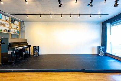 幅約6m、奥行き約2.3mのステージ。
広々とした床でダンスやヨガ、フィットネスも。 - Teatrino Polano 撮影配信パーティースペースの室内の写真