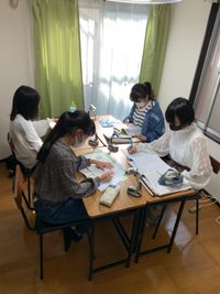 【1階】テーブルを合わせて勉強会なども - mamatano（ママタノ） 女性専用レンタルスペースの室内の写真