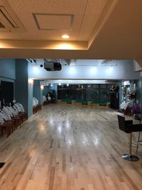 ソファースペースと椅子があるので50名は着席していただけます。 - KM Dance Arts ダンススタジオの室内の写真