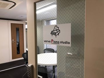ヴァーヴピアノスタジオ Eスタジオ（ピアノ練習専用室）の入口の写真