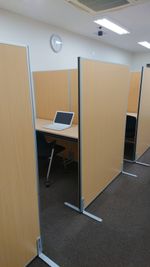 パーテーションで区切られたWEB会議専用のブースです！有人受付有り！Wi-fi・フリードリンク無料！ - ビステーション新橋