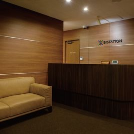 受付です。まずはスタッフから鍵をお受取りください。 - ビステーション新橋 WEB会議専用ブース②の入口の写真