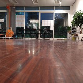 硬めのタイル床材のためヒールを履いてのダンスもOK - Studio ENTRADA築地の室内の写真