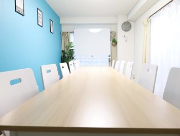 12名＋4名（予備椅子）着席可能
 - LEAD conference 赤羽 room Aの室内の写真