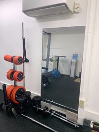 大型の鏡
 - ROSSO GYM スポーツ施設、ジムの室内の写真