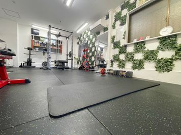 ヨガマット
 - ROSSO GYM スポーツ施設、ジムの室内の写真