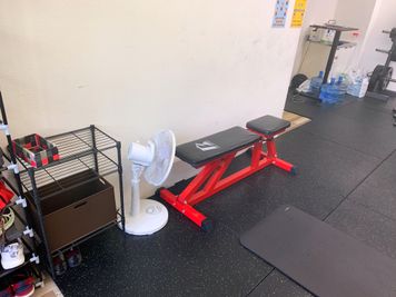 荷物置き場とベンチ - ROSSO GYM スポーツ施設、ジムの室内の写真