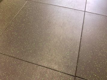 厚さ15mmの硬質ゴムマット - ROSSO GYM スポーツ施設、ジムの室内の写真