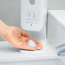 【感染防止対策】
オート式の薬用ハンドソープを受付台に１台
テーブル、椅子消毒用にスプレータイプのアルコールを2台
ご用意しております - グレイドパーク新宿西口（旧：グレイドパーク新宿） パーティー・イベント・撮影用途のその他の写真