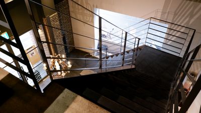 階段部分（エレベーターもございます） - Duce mix ビルヂング2F GROW UPスペースの入口の写真