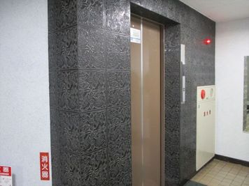 奥のエレベータで6階までお越しください。 - 三豊ビル 24名までの会議スペース601の入口の写真
