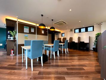 中央の個別席もご利用いただけます。 - HaNaLe三鷹台駅会議室 個別デスク席④の室内の写真