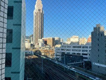 景色は新宿〜渋谷区まで一望できます！ - パーソナルトレーニングジム インテンションの室内の写真