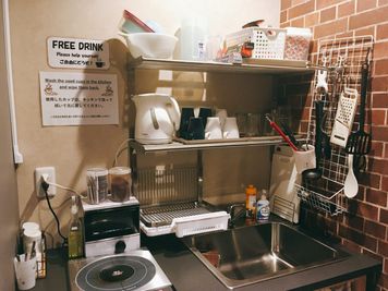 1F キッチン
電子レンジ・冷蔵庫・トースター完備 - ゲストハウス神戸なでしこ屋 個室コワーキングスペースの設備の写真