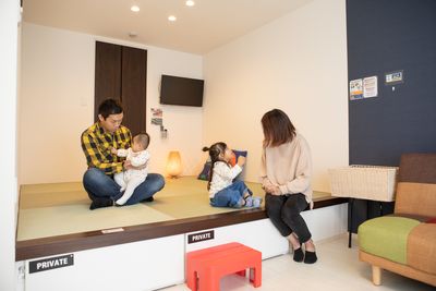 家族でのご利用 - ゲストハウス岐阜羽島心音 キッチン付き貸切個室40㎡1LDKシアタールームの室内の写真