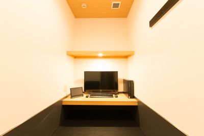 全室完全個室でゆったりと作業が可能です。 - キャビNET心斎橋店 コワーキングスペースの室内の写真