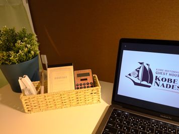 筆記用具完備 - ゲストハウス神戸なでしこ屋 個室コワーキングスペースの室内の写真