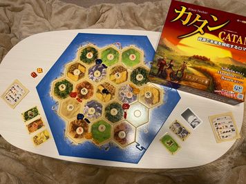 こたつを囲んでのカタンは楽しいこと間違いなし！ - ピッコロ町田 多目的スペースの室内の写真