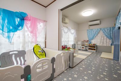 お子さま連れに安心のオールフロアマット！おもちゃもたくさんあり、ママ会やパーティに最適なスペース。 - 親子のくつろぎどころ　りみぃ