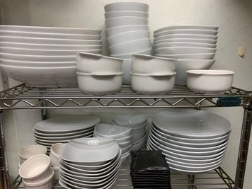 お皿も各サイズ取り揃えております。
※画像以外のお皿もあります。 - cafe bar Nagomi クラウドキッチン飲食店開業最適！の室内の写真