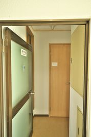 トイレは男女共有で２つあります。 - きららつながりスペース 施術室・ヨガ・会議室の室内の写真