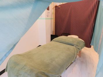 施術ベット２台 - リラクゼーションスウィートタイム レンタルサロンの設備の写真