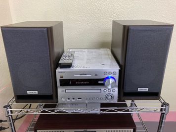 【スピーカー①】
ＯＮＫＹＯ：ハイレゾ対応コンポ　Ｘ－ＮＦＲ７ＦＸ
　Ｂｌｕｅｔｏｏｔｈ、ＣＤ、ＵＳＢ（ＭＰ３）、ＳＤカード、ＦＭに対応 - Step 東村山・久米川駅前スタジオの設備の写真