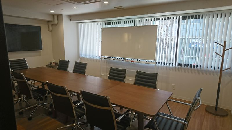 10名様までご利用いただけます。 - Workmedi新宿 ワークメディ会議室Aの室内の写真