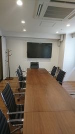 室内にモニター完備。 - Workmedi新宿 ワークメディ会議室Aの室内の写真