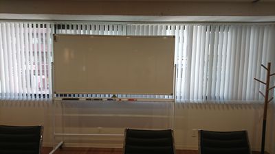 室内にホワイトボード完備。 - Workmedi新宿 ワークメディ会議室Aの室内の写真