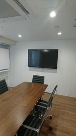 室内にモニター・ホワイトボード完備。 - Workmedi新宿 ワークメディ会議室Bの室内の写真