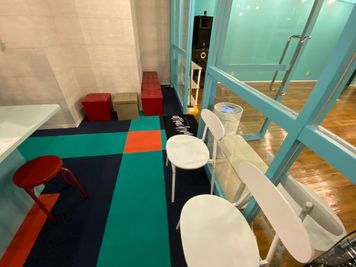 ロビー部分　WiFi完備10名ほど着席可能 - アタッチマンスタジオ レンタルスタジオ　ダンス、ヨガ等の室内の写真