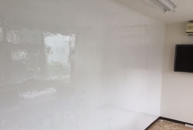 壁一面のホワイトボード - スモールポンド四ツ谷 自然光が入る会議室の設備の写真