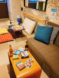 3名掛けのゆったりソファ - ゲストハウス神戸なでしこ屋 元町駅近！ボードゲームルームの室内の写真