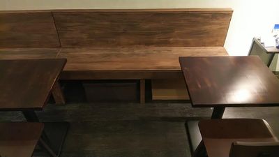 隣のテーブルとの幅は約80cm離れています - 喫茶パティクロ おしゃれなコワーキングスペースの室内の写真