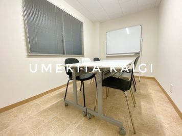 共栄実業(株)　幸福相互ビル うめきた会議室308(最大6名)の室内の写真