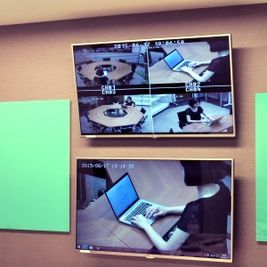 PC画面を映し出せる大きなモニターあり - TGIマーケティング TGI会議室　クラシックルームの室内の写真
