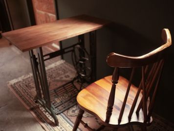 机イス完備
リモートワークも可能です - Litereer リテリア 撮影スペース　ワークスペースの室内の写真